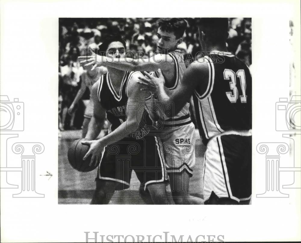 1993 Press Photo Jeff DeRoshia-North Carolina Basketball Player Looks to Pass - Historic Images