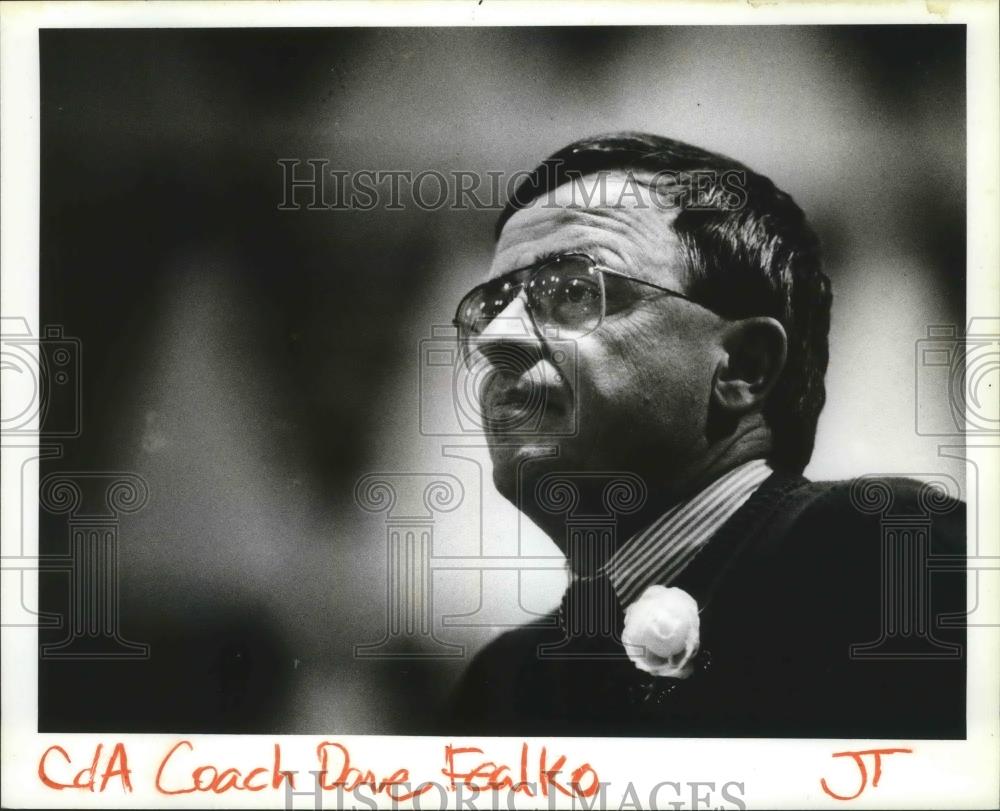 1992 Press Photo Dave Fealko-Coeur d&#39;Alene Girls&#39; Basketball Coach Looks On - Historic Images