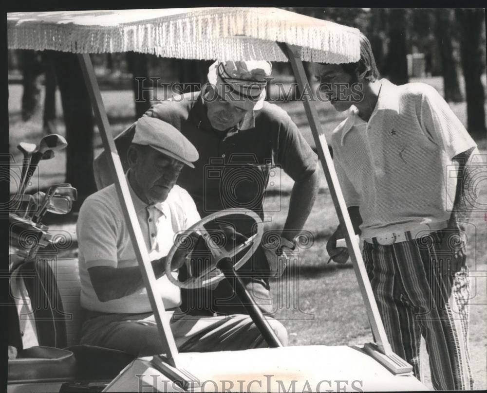 1971 Press Photo Al Feldman-Golfer in Cart Filling Out Score Card - sps02283 - Historic Images