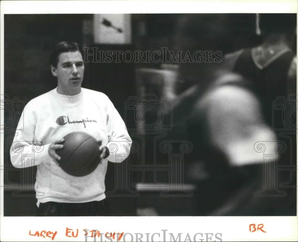 1991 Press Photo Larry Eustachy-Gets Ready to Pass the Basketball - sps02310 - Historic Images