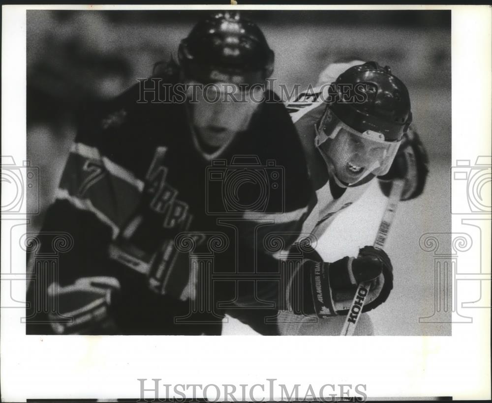 1991 Press Photo Frank Evans and Kevin Masters Fight for Hockey Puck - sps02311 - Historic Images