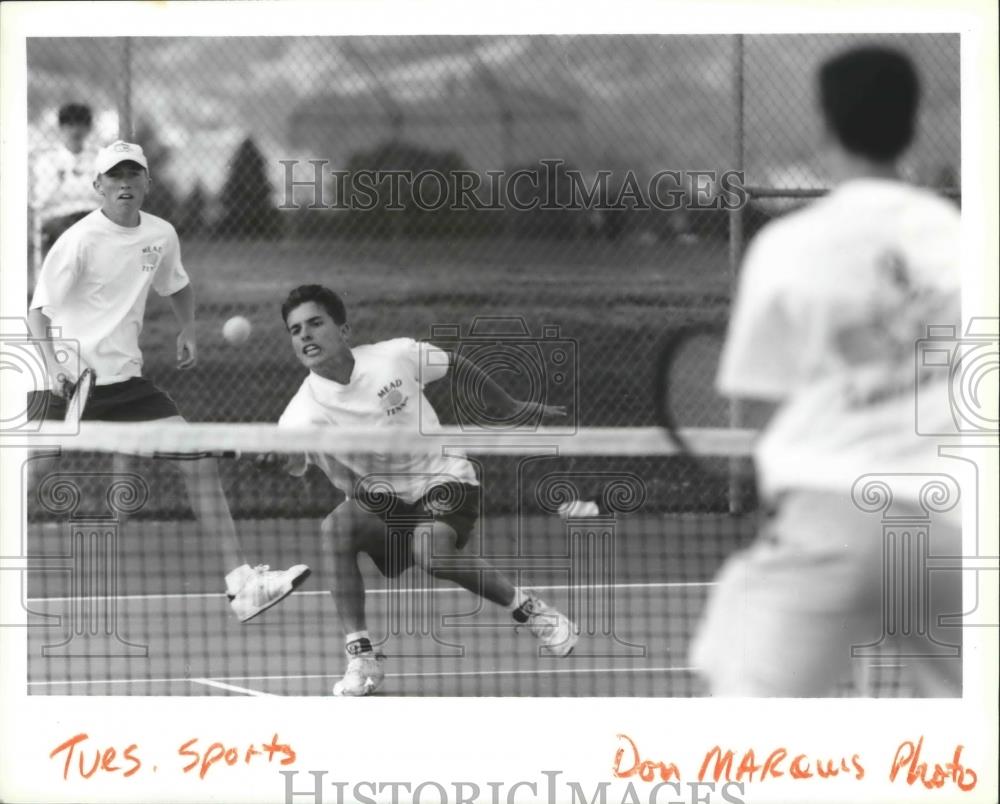 1994 Press Photo Mead tennis player, Eric Donovan, returns shot to LC opponent - Historic Images