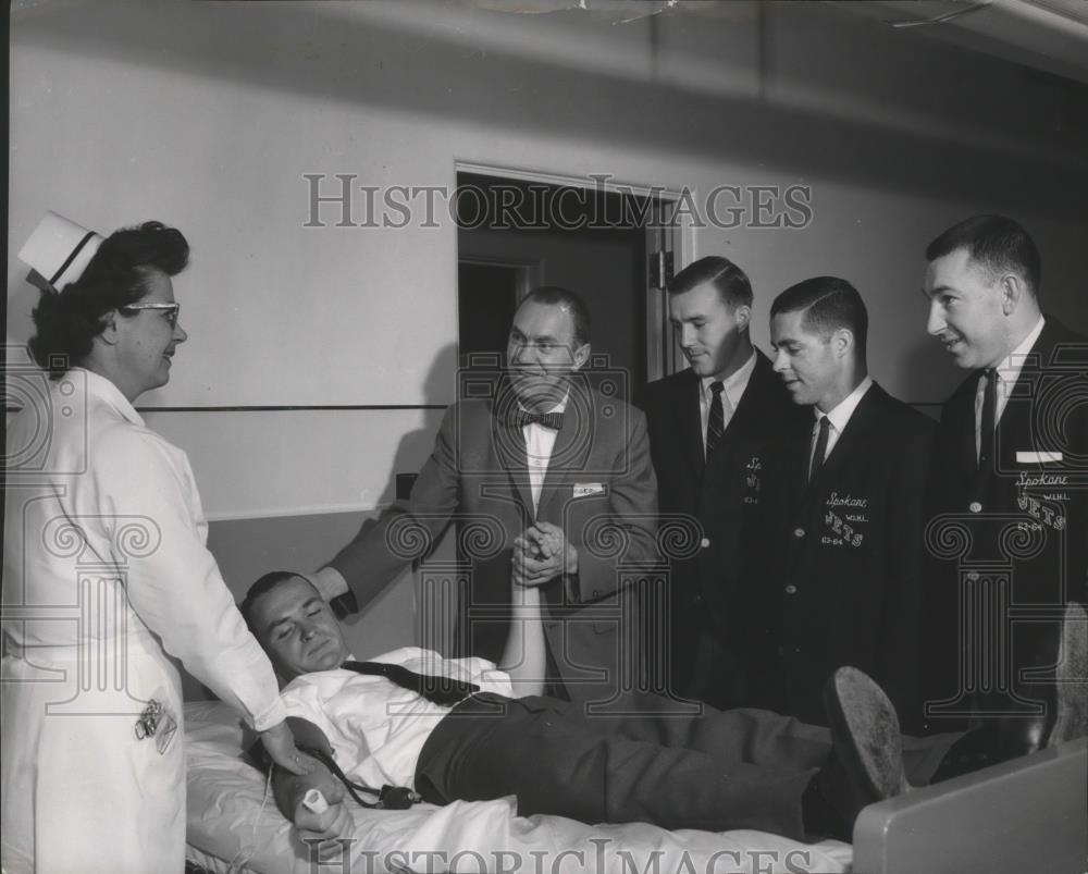 1964 Press Photo Spokane Jets hockey club&#39;s Eddie Dorohoy &amp; members donate blood - Historic Images