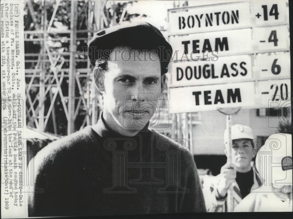 1969 Press Photo Golfer Dale Douglass takes lead in Crosby Golf tournament - Historic Images