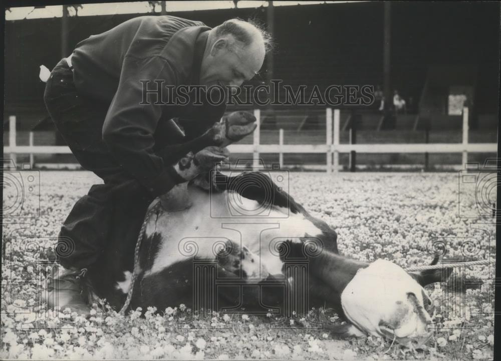 1940 Press Photo Buck Bailey, Washington State football coach, show rodeo skill - Historic Images