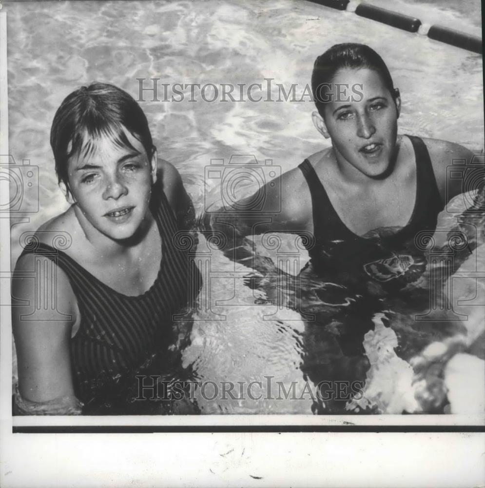 1962 Press Photo Swimmers Kim Worley and Sharon Finneran, who broke new record - Historic Images