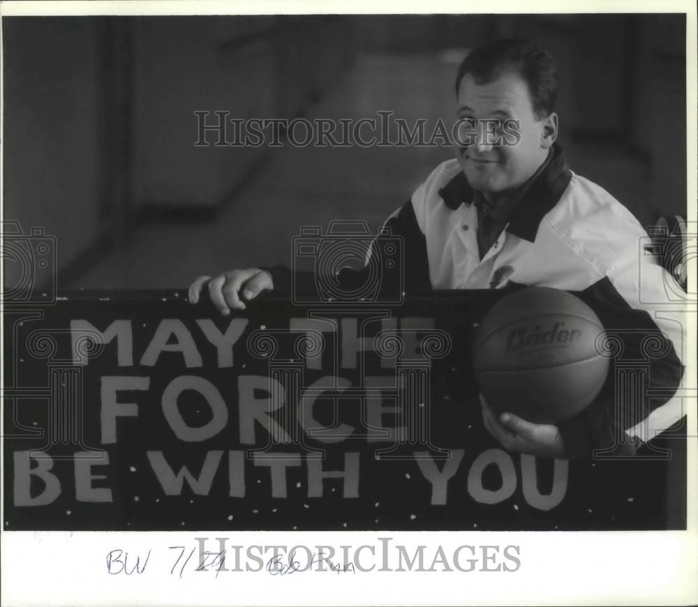 1993 Press Photo Basketball coach, Bob Finn, holds up sign - sps02347 - Historic Images