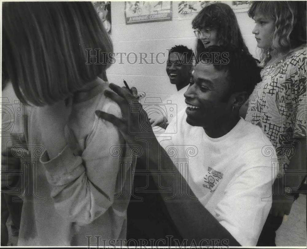 1992 Press Photo North Idaho basketball player Tracey Evans, signs autographs - Historic Images