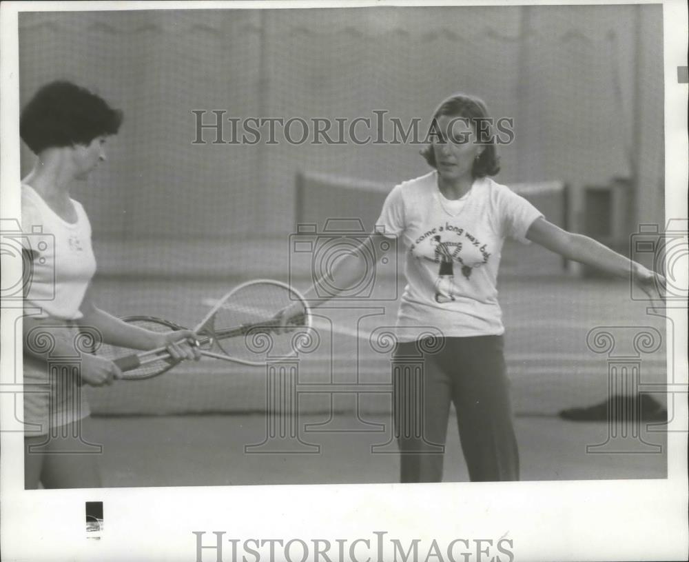 1977 Press Photo Francoise Durr, French tennis champ with another player - Historic Images