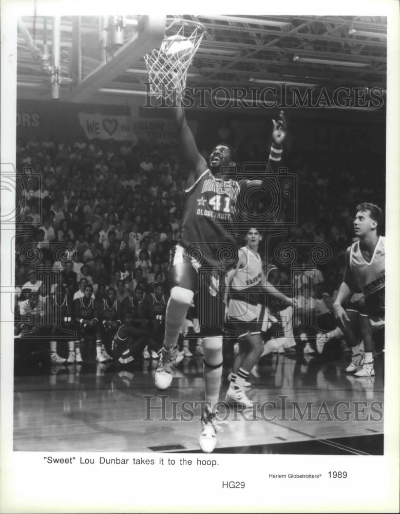 1989 Press Photo Harlem Globetrotters basketball's Sweet Lou Dunbar makes a shot - Historic Images