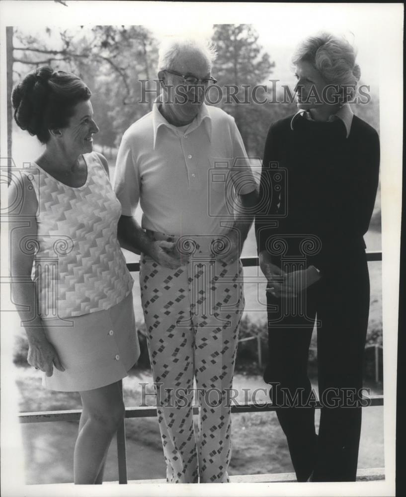 1976 Press Photo Golfer Joe Durgan with Irene Kaiser & Connie Guthrie - sps02447 - Historic Images