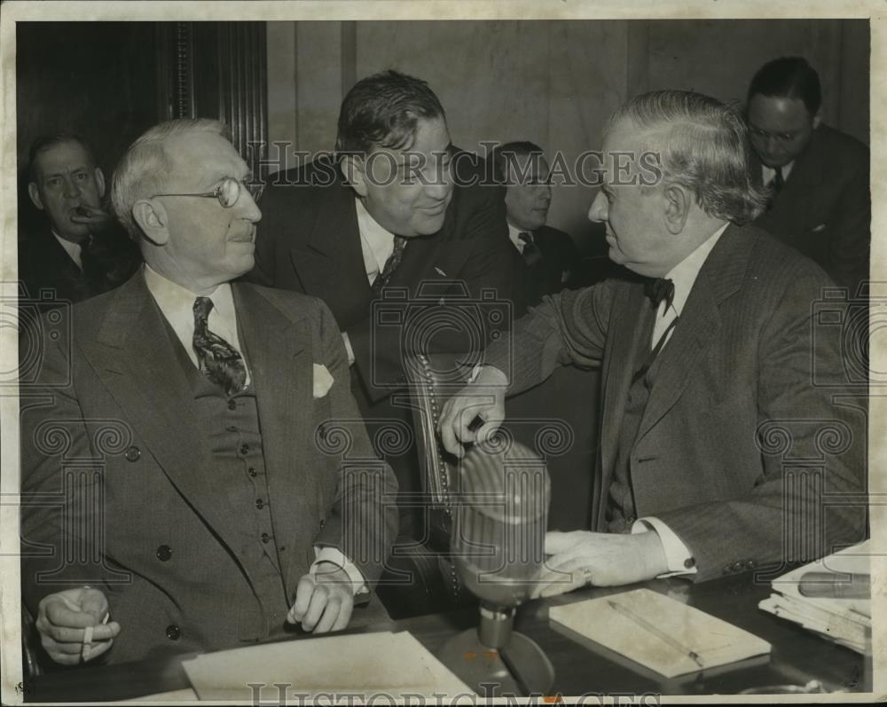 1943 Press Photo Mayor LaGuardia confers with Sens Conally and George NYC - Historic Images