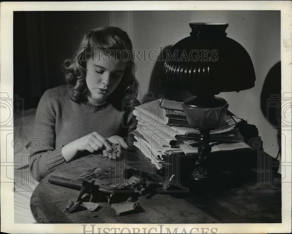 1943 Press Photo New York Girl counts her pennies NYC - neny06846 - Historic Images