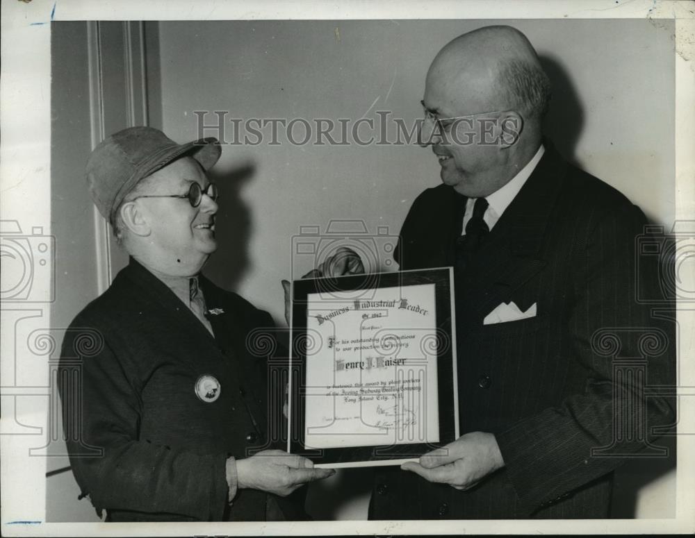 1943 Press Photo New York Henry Kaiser named Business Leader of 1942 NYC - Historic Images