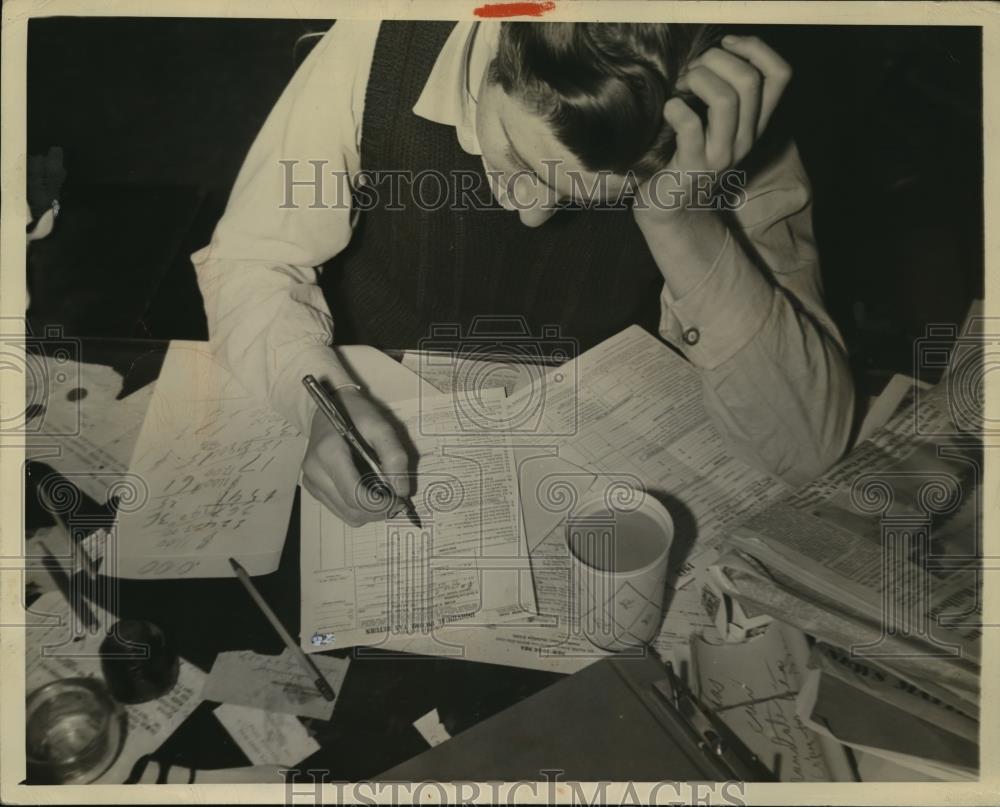 1943 Press Photo New York Man shown doing his taxes NYC - neny06856 - Historic Images