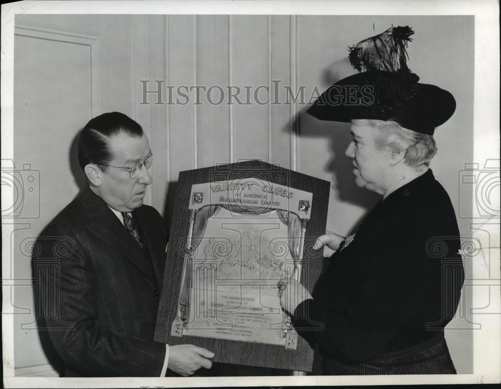 1943 Press Photo New York Sister Elizabeth Kenny receives plaque NYC - neny06860 - Historic Images