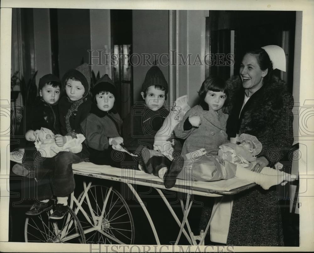 1943 Press Photo Rockaway Beach NY Children displaced from hospital NYC - Historic Images