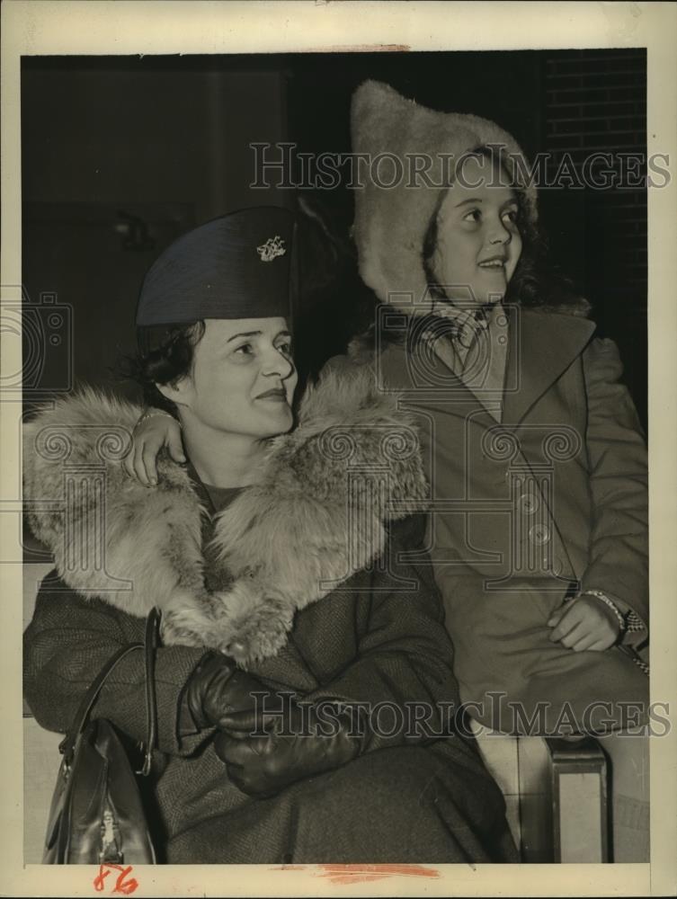 1942 Press Photo New York Mrs Jule Smith & Daughter Jule Martha arrive ...