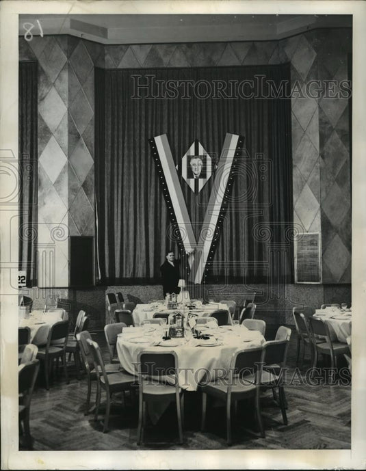 1942 Press Photo New York Franklin Hugh Ellis standing by victory sign NYC - Historic Images