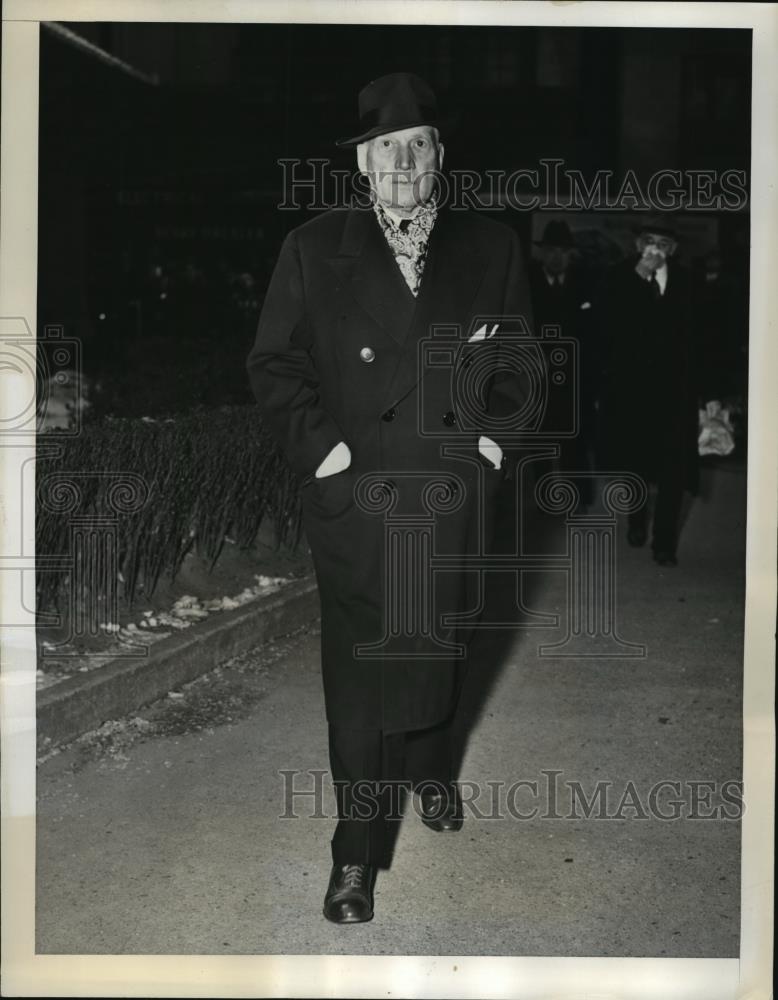 1942 Press Photo New York Walton Vincent arrives at funeral of Otis Skinner NYC - Historic Images