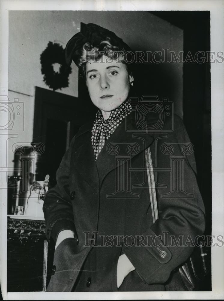 1944 Press Photo New York Connecticut Rep Clare Booth Luce at LaGuardia NYC - Historic Images