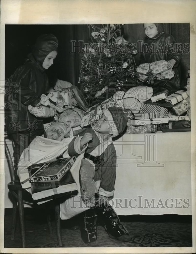 1944 Press Photo New York Rolph Spojaric plays Santa Claus NYC - neny06998 - Historic Images