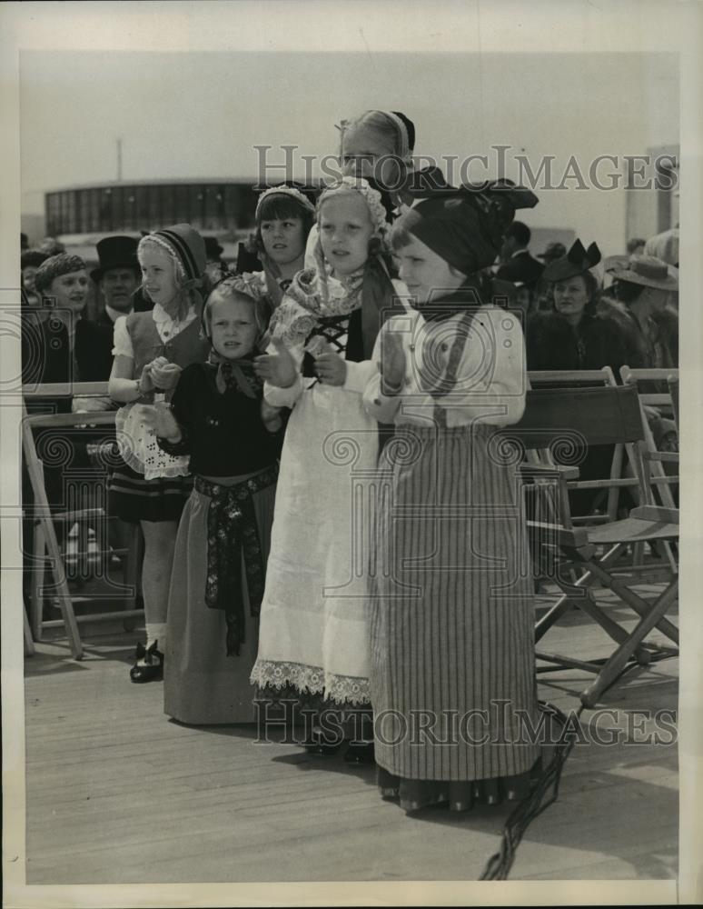 1939 Press Photo New York Children cheer Danish Royalty at Fair NYC - neny07053 - Historic Images