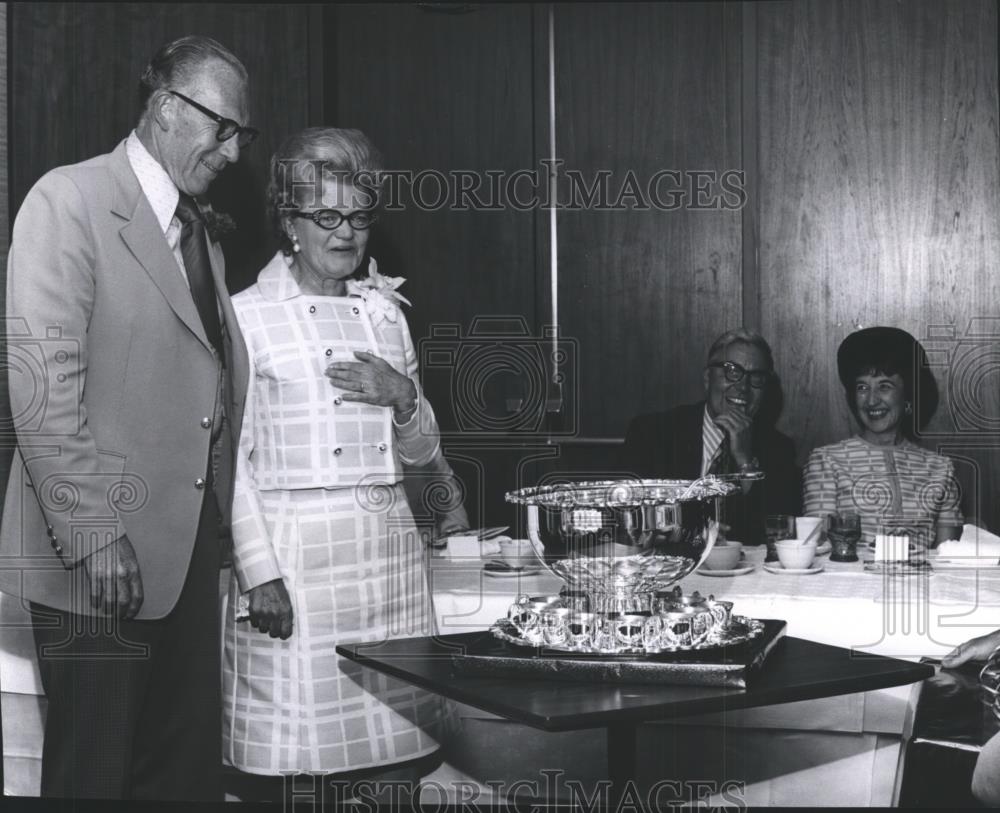 1971 Press Photo Stan Bates-Washington State Athletic Director With Wife - Historic Images