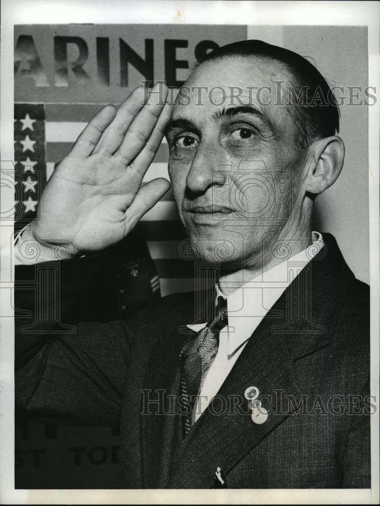 1942 Press Photo New York Alfred McCarthy reenlists in the Marines NYC - Historic Images