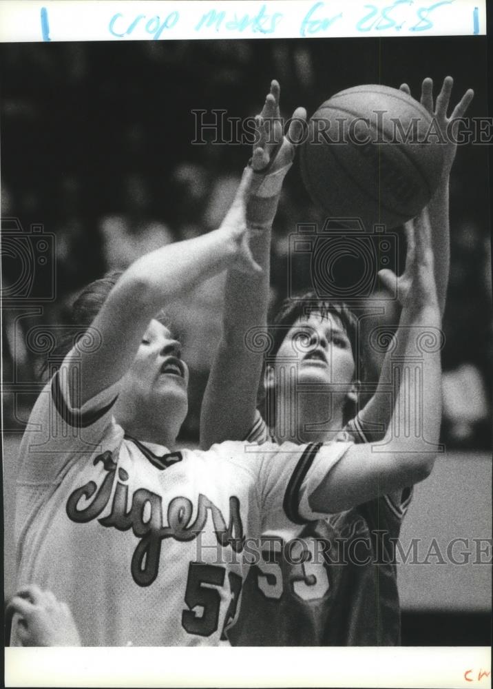 1991 Press Photo Basketball players Samantha Rowland & Kendra Drummond in action - Historic Images