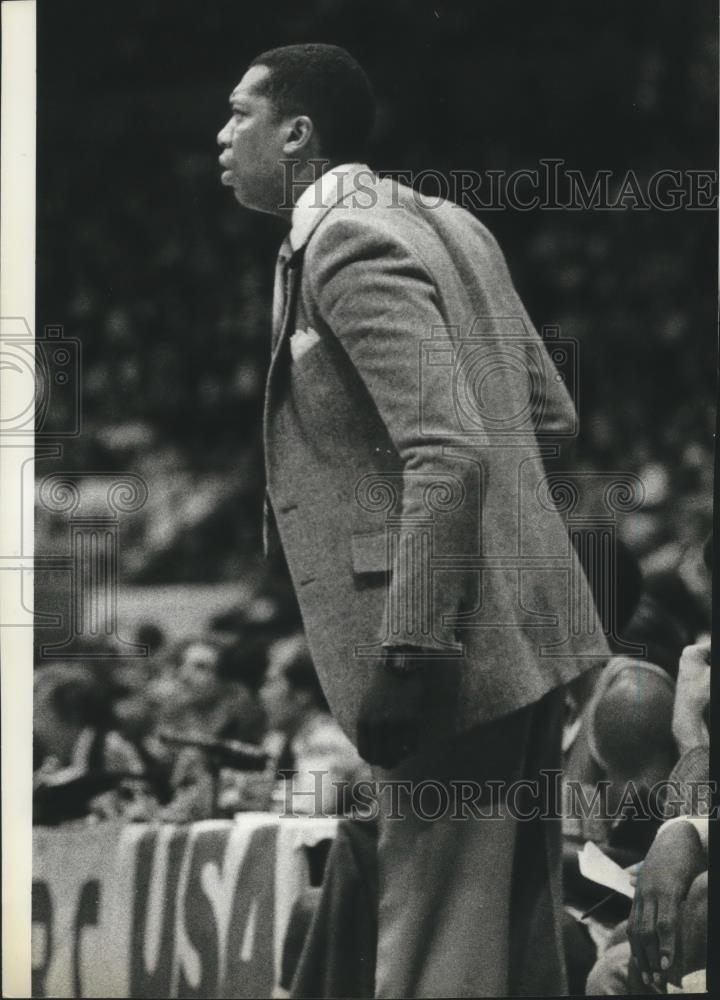 1983 Press Photo UCLA basketball coach, Larry Farmer, on the sidelines - Historic Images