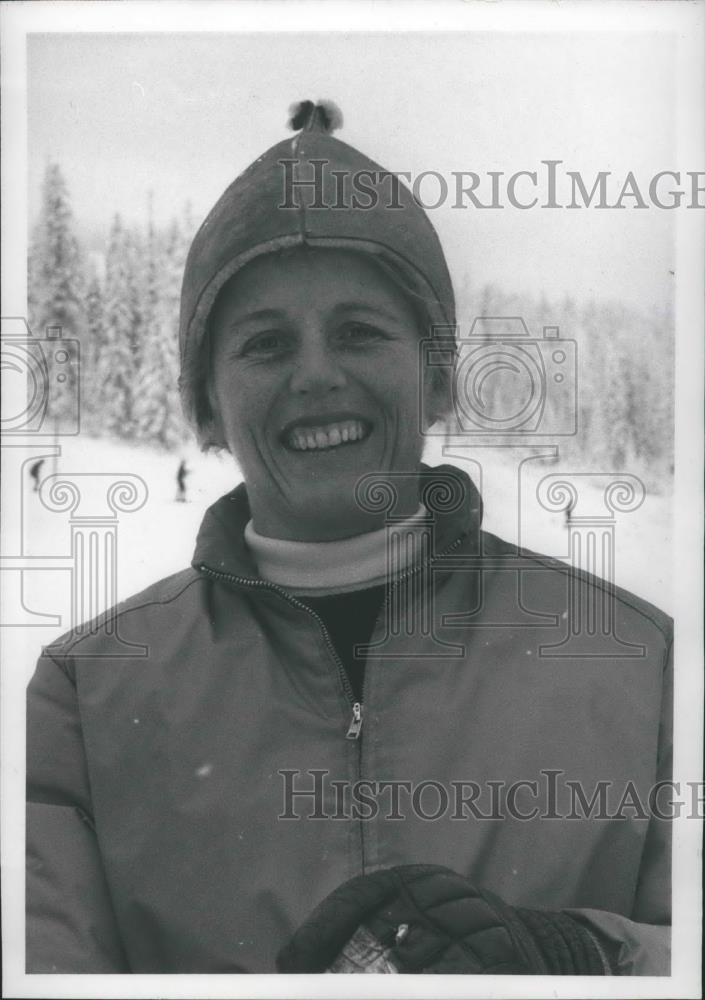 1970 Press Photo Skiing champ, Tammy Dix Jensen, put in ski race jig - sps02503 - Historic Images