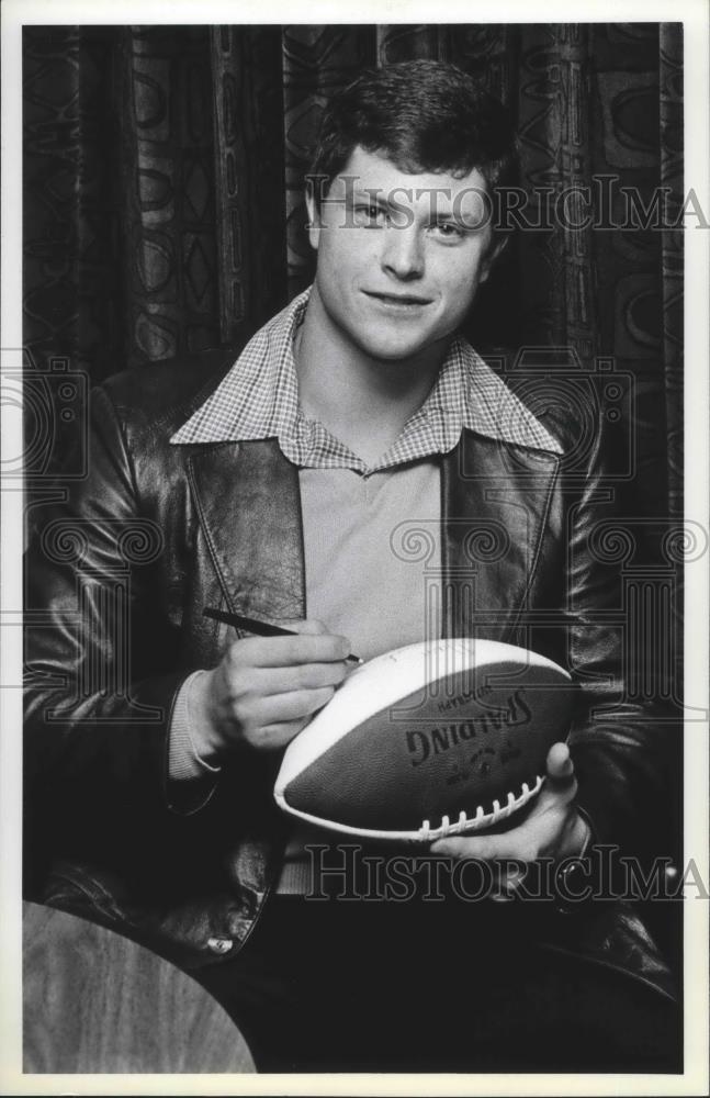 1980 Press Photo Seattle Seahawks football player, Dan Doornink, signs football - Historic Images