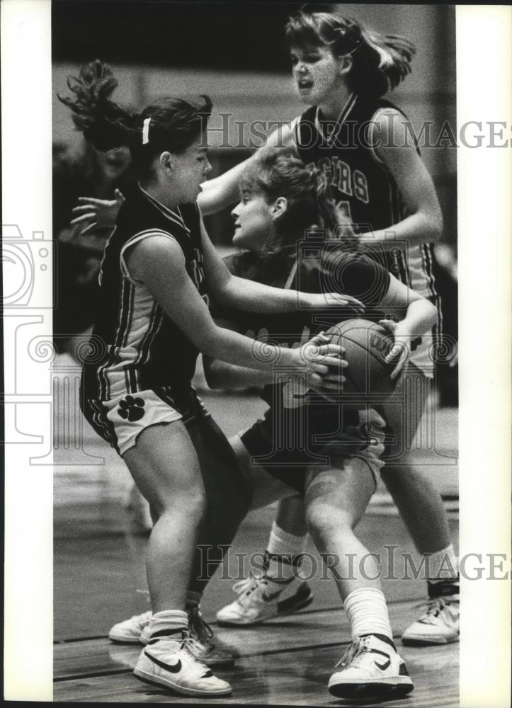 1989 Press Photo Basketball players Kim Eng, Jeanne Ryan, Stephanie Etter - Historic Images