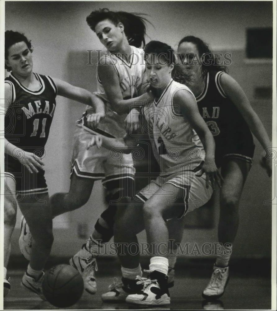 1993 Press Photo CV and Mead Basketball Players Scramble for Loose Ball - Historic Images