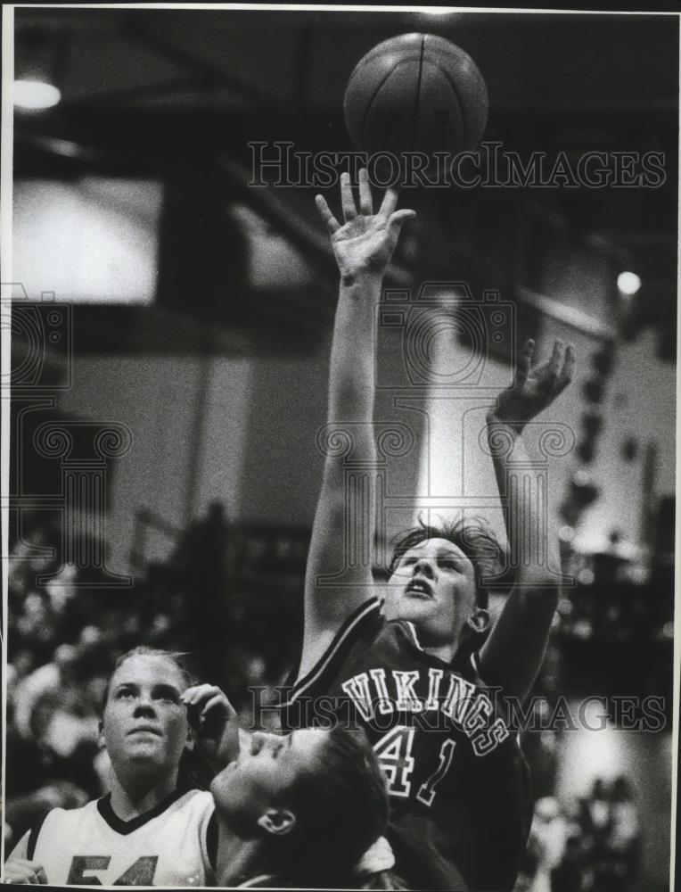 1992 Press Photo Melissa Dodge Gets Two Points of Offensive Rebound During Game - Historic Images