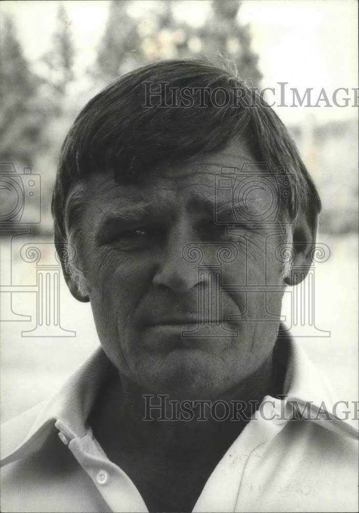 1980 Press Photo Bob Everson-Football Coach Poses With Determined Stare - Historic Images