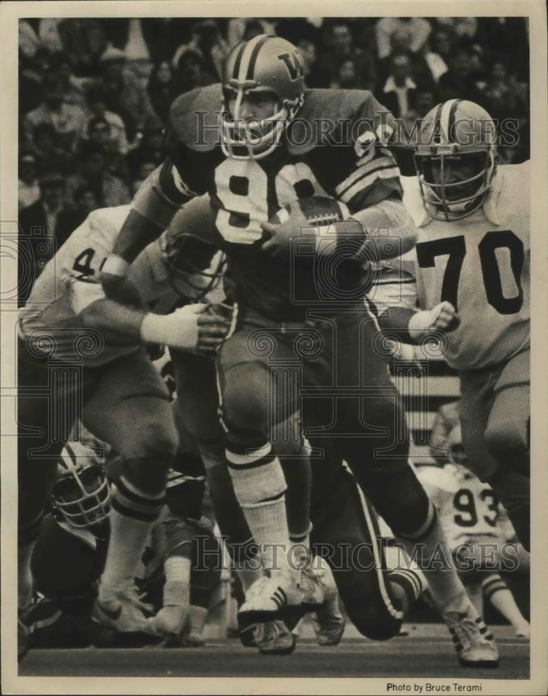 1976 Press Photo Robin Earl-Football Player Rushes Through and Away From Defense - Historic Images