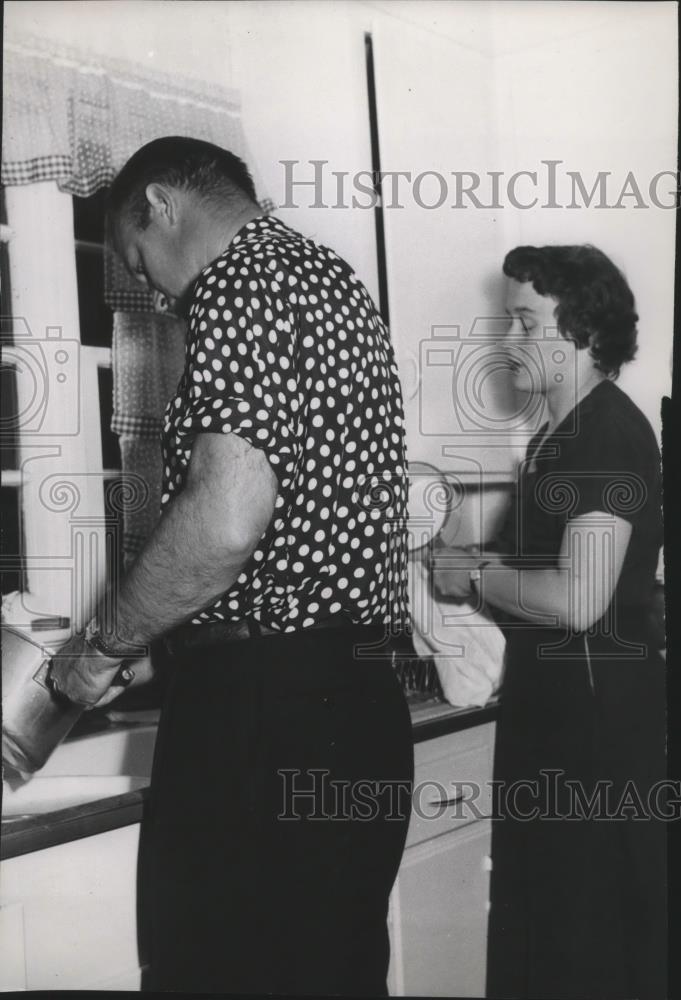 1951 Press Photo Forest Evashevski-Football Player Cleaning Dishes in Kitchen - Historic Images