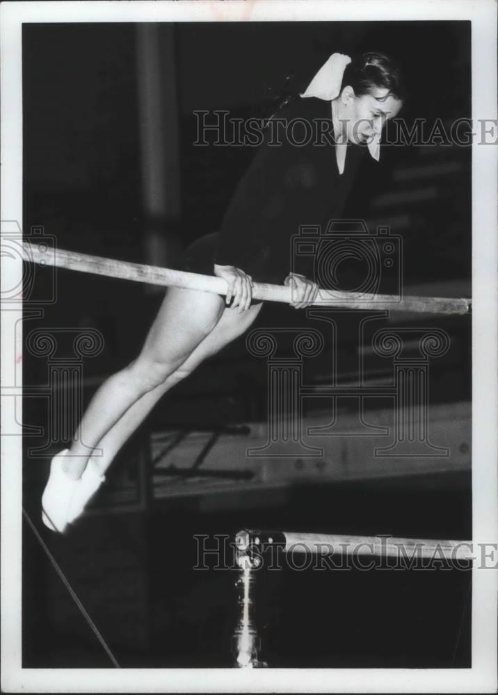 1977 Press Photo Lori Brasher-WSU Gymnastic Athlete Performing on Bar - sps02782 - Historic Images