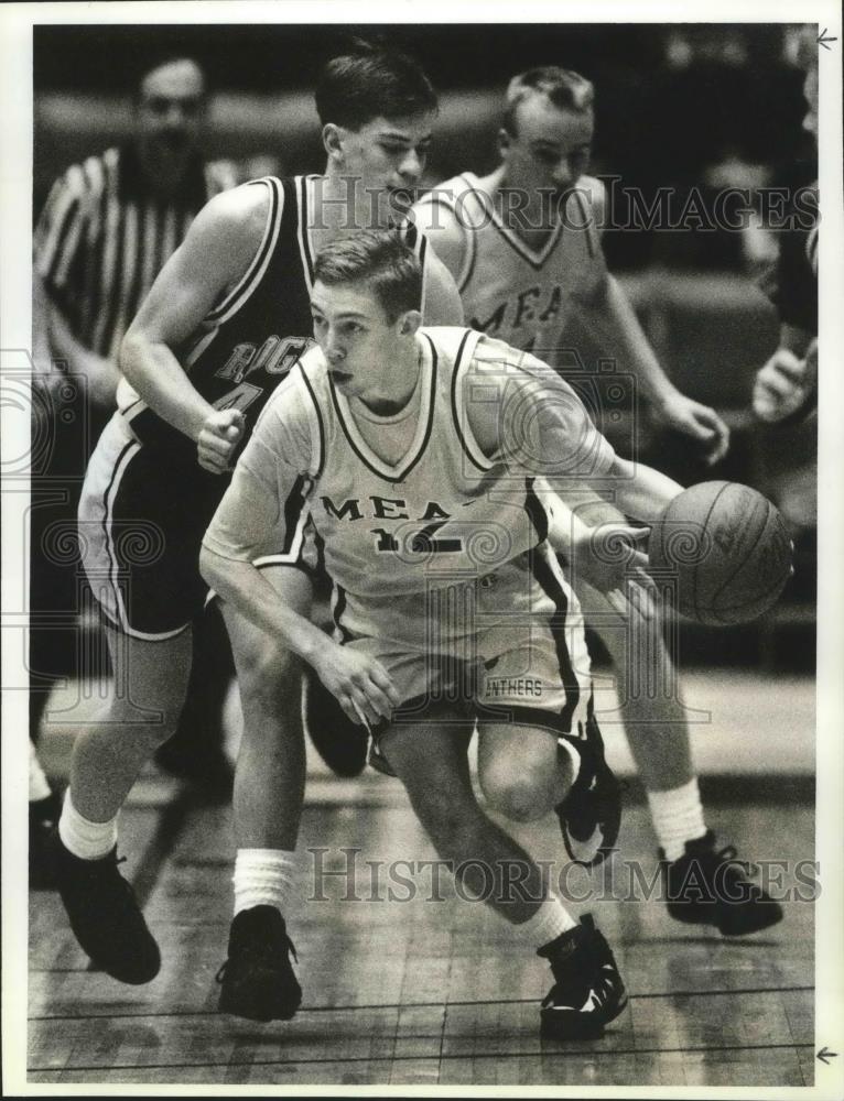 1994 Press Photo Terry Donovan-Mead Basketball Player Taking Ball Down Court - Historic Images