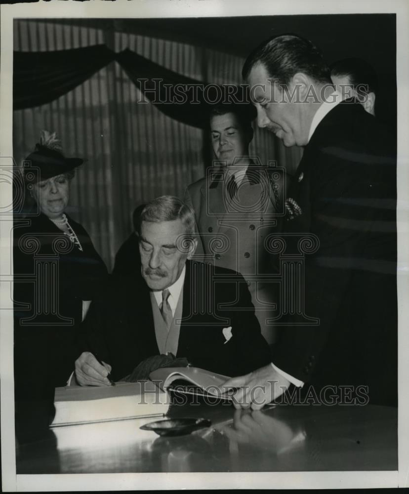 1939 Press Photo New York British Ambassador Sir Ronald Lindsay at fair NYC - Historic Images