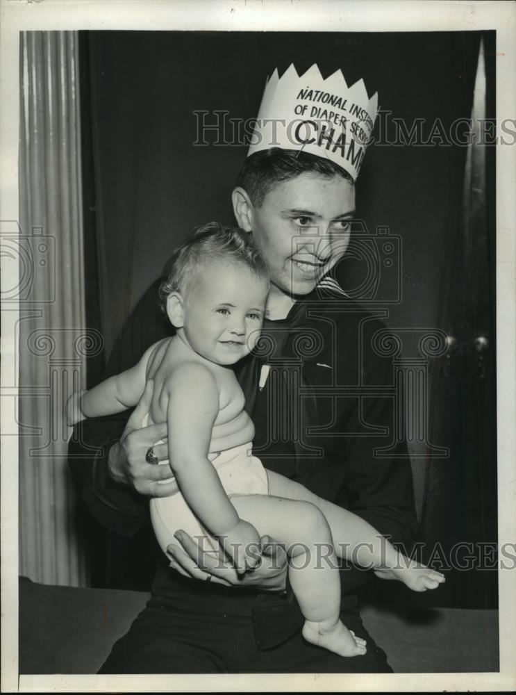 1943 Press Photo New York Glenn Soper named Champion Diaper Wielder NYC - Historic Images