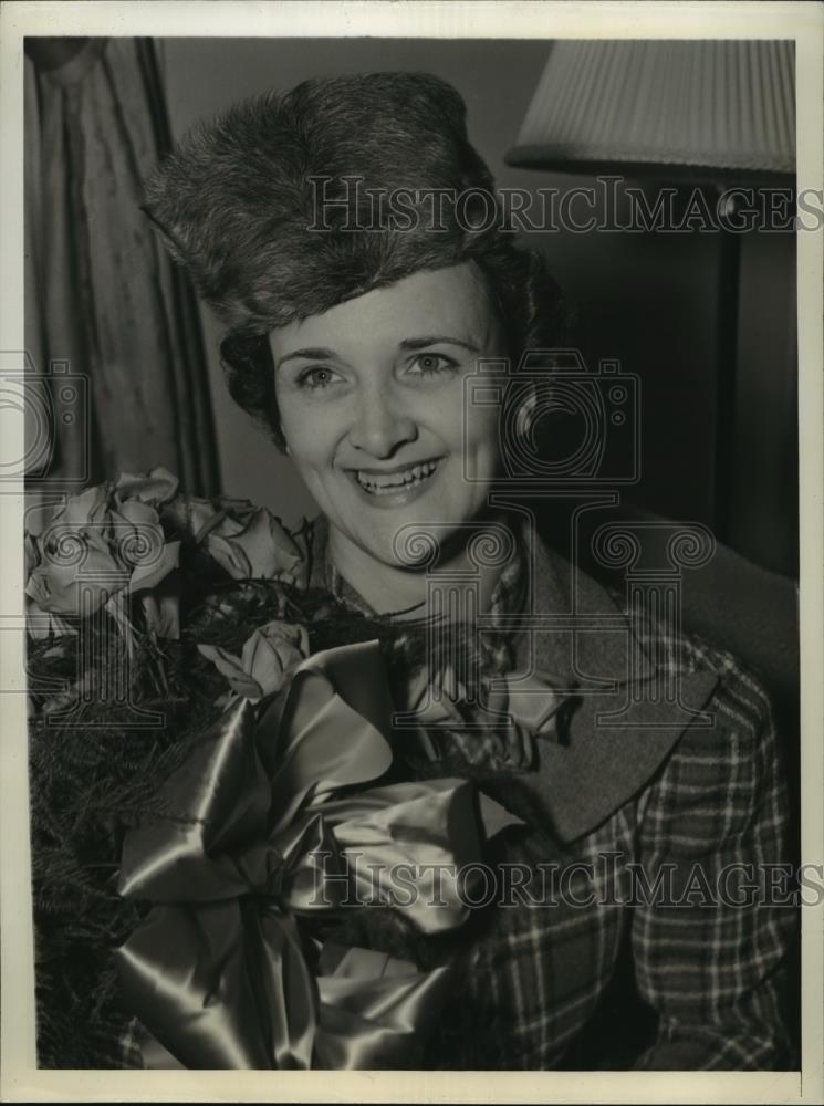 1942 Press Photo New York Mrs Clarence Cox named Typical Customer for 1942 NYC - Historic Images