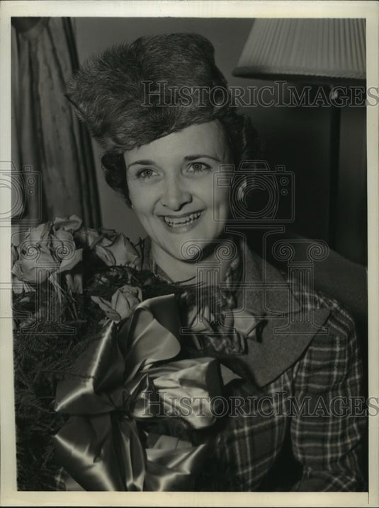 1942 Press Photo New York Mrs Clarence Cox named Typical Customer for 1942 NYC - Historic Images