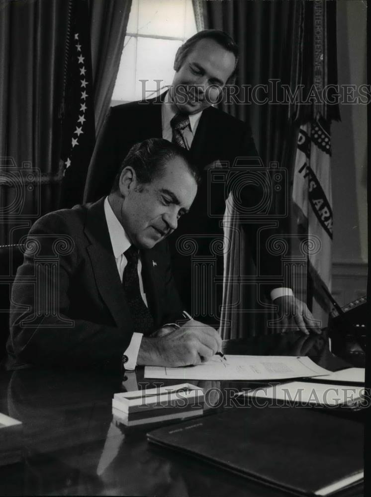 1974 Press Photo Pres Nixon signs daylight saving time bill spa13029