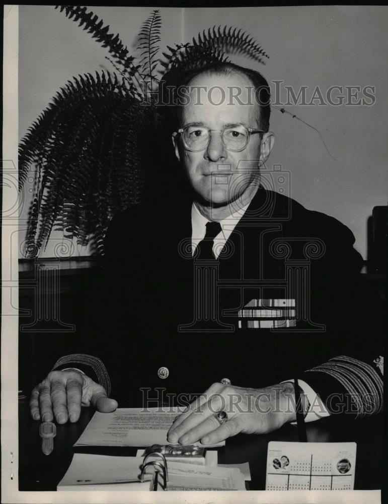 1952 Press Photo Capt RT Roberts SC (USN) Commanding Officer, Naval Su ...