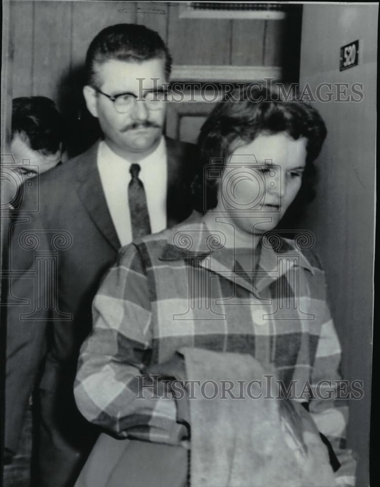 1967 Press Photo Witness arrested in Omaha-Mrs. McMaines with Det. John Friend - Historic Images