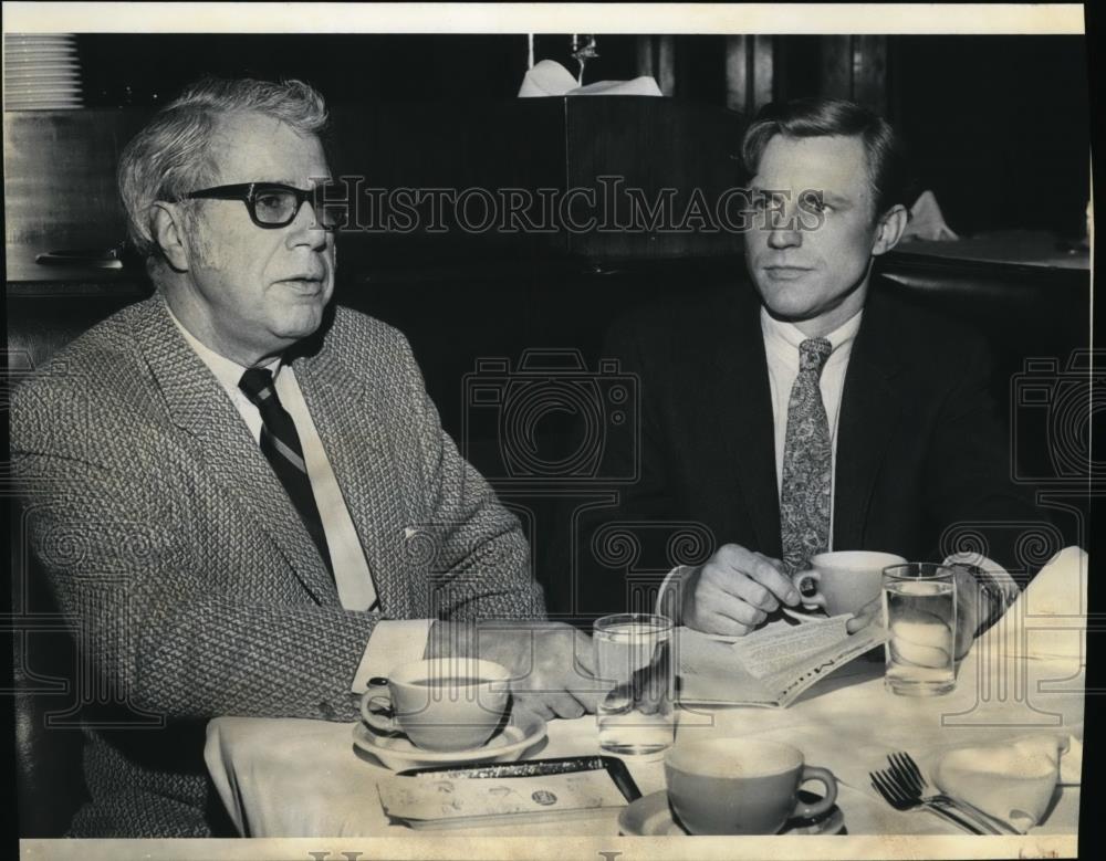 1970 Press Photo John M. Moore and Dr. John E. Coleman - spa15867 - Historic Images