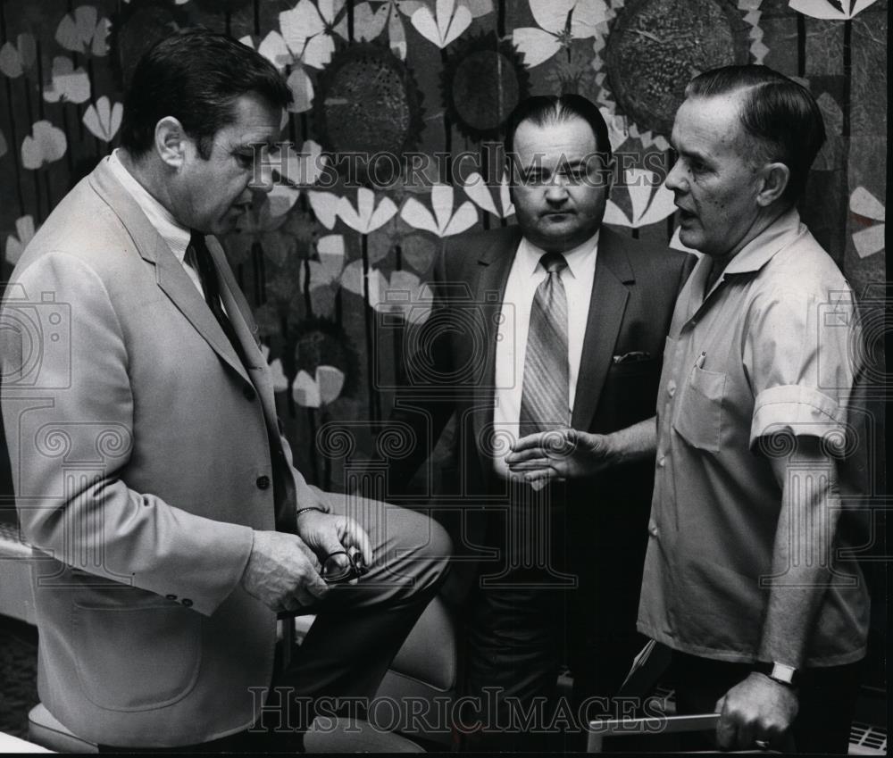 1970 Press Photo Eugene Prince and two unidentified men. - spa16214 - Historic Images